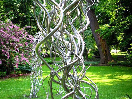 Rzeźby autorstwa Mirosława Struzika można podziwiać we wrocławskim Ogrodzie Botanicznym. Elektropolerowanie nadało im połysk trwały na lata.