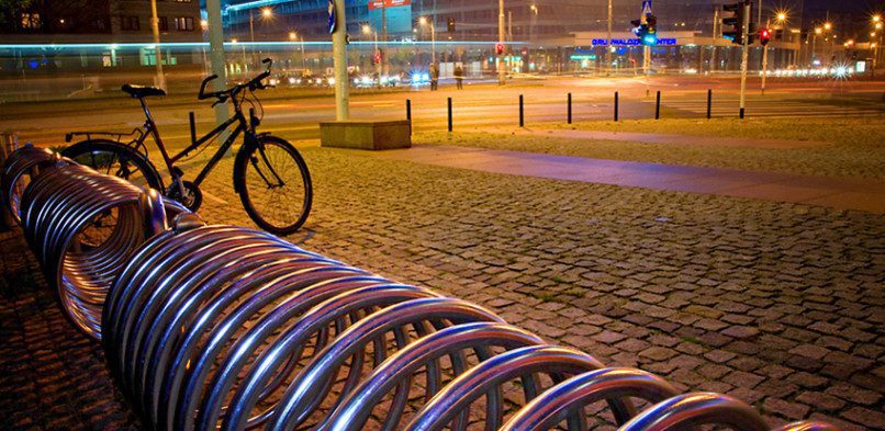 Stojaki na rowery i ławki zamontowane przy Pasażu Grunwaldzkim we Wrocławiu. Inwestorowi zależało na estetycznym i trwałym wyglądzie oraz łatwym czyszcze